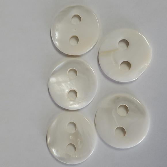 Mother of pearl 1/2" round with two holes for crafts - Picture 1 of 3